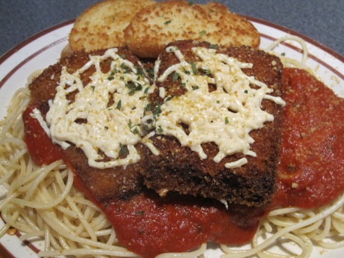 Crispy fried chiggen covered with marinara, melted (vegan) mozzarella cheese and  (vegan) parmesan, over spaghetti noodles.  Served with garlic bread.